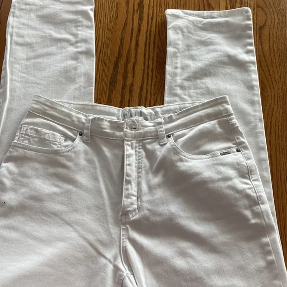 Sized 8 white jeans. Great condition. - Picture 2 of 5
